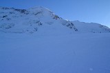 a tu je pohľad do severnej steny Weisseespitze. super lezecká ladovcová cesta a pri vhodných snehovych podmienkach super terén na extrémne lyzovanie. má 450 m dlzku a 50 - 55 stupnov. V tomto dárume sa to nedalo lyzovat bol to totalne cisty lad. Ale slint